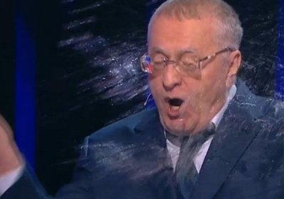 Собчак дебатлар вақтида Жириновскийга сув сепиб юборди (видео) фото