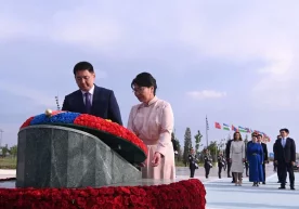 Мўғулистон президенти Мустақиллик монументи пойига гул қўйди фото