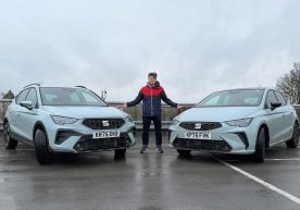 Los dos coches de la imagen se parecen sorprendentemente,