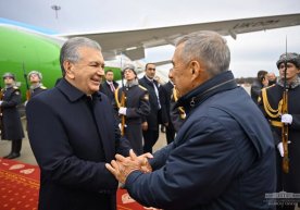 Shavkat Mirziyoyev BRICS sammitida ishtirok etish uchun Qozon shahriga yetib bordi фото