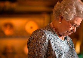 Britaniya qirolichasi yo‘l harakati xavfsizligi qoidasini buzdi фото