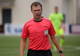 Фото: Прессбалл Футбол бўйича Беларусь чемпионатида ҳакам