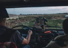 Ўт ўчирувчилар Бахмутдаги ёнғинни ўчириш учун йўл олган.