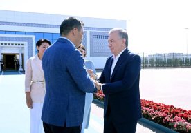 Shavkat Mirziyoyev rafiqasi bilan Sadir Japarov va rafiqasini kuzatib qo‘ydi фото