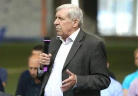 Ҳимоячи сифатида тўп сурган собиқ футболчи Владимир