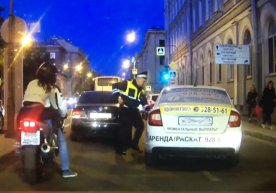 DPS inspektori Sankt-Peterburg markazida tunda Skoda Rapid