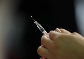 Фото: Reuters Хитой ҳарбийларнинг CanSino Biologics ва
