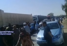 Qoraqalpog‘istonda ekinlari suvsiz qolgan aholi Nukus—Toshkent magistral yo‘lini to‘sib qo‘ydi (video) фото