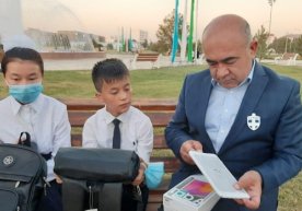 Chiqindi yig‘ib onasini boqayotgan bolaga uy beriladigan bo‘ldi фото