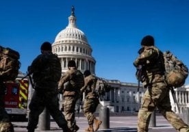 АҚШ пойтахти Вашингтонда миллий гвардиячиларга қурол олиб