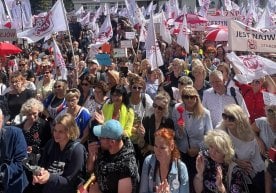 Польшада ўқитувчилар иш ҳақини оширишни талаб қилиб намойишга чиқди фото