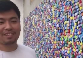 Оддий пластик қопқоқлар ёрдамида санъат асари яратаётган