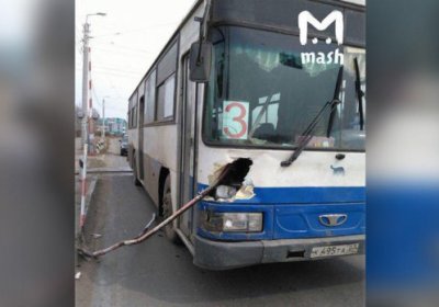 Автобус йўловчисининг оёғига шлагбаум санчилди (видео) фото