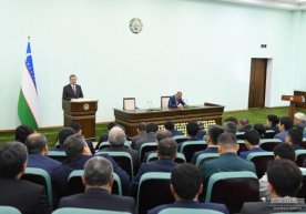 Президент Шавкат Мирзиёев Учтепа тумани раҳбарлари,