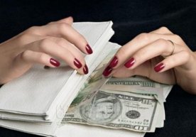 Oʻzbekistonlik ayol ikkita oddiy toshni 15 ming dollarga sotib oldi фото