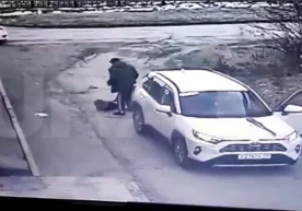 Видеодан лавҳа Олти ёшли болани уриб кетиб, унга ёрдам