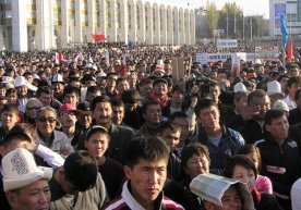 Qirg‘izistonda xitoylik muhojirlarga qarshi namoyish bo‘lib o‘tdi фото