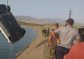 Бўстонлиқда каналга тушиб кетган Matiz олиб чиқилди. Ҳайдовчи машинадан тушиб қолган фото