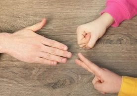 "Тош, қоғоз, қайчи" кўпинча оддий тасодиф ўйини