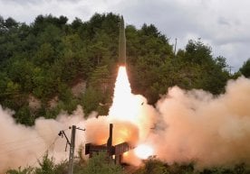 Shimoliy Koreya ishlab chiqqan yangi gipertovushli raketa harbiy sinov paytida portlab ketdi фото