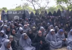 Nigeriya hukumati 2014 yilda o‘g‘irlab ketilgan qizlarni "Boko Harom" jangarilariga almashdi фото