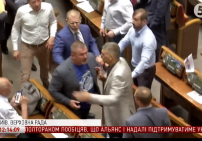 Ukraina radasida deputatlar o‘rtasida dahanaki jang yuz berdi (video) фото