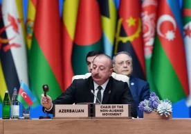 Айни вақтда дунё аҳли Шарқ ва Ғарб ўртасида «совуқ уруш»