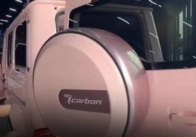 Ein Video, das eine ungewöhnliche pinke Mercedes-Benz