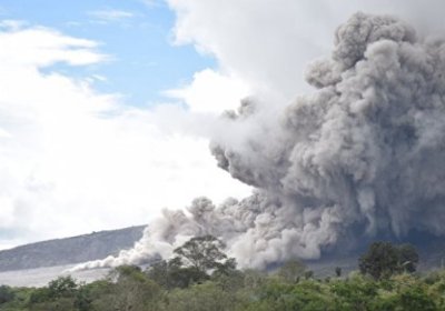Индонезияда улкан вулқон отила бошлади (видео) фото