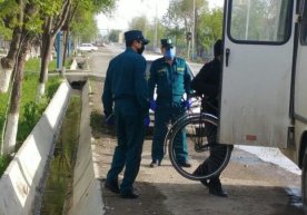 Nega ko‘chada militsiya, Milliy gvardiya, DAN xodimi odamlarni to‘xtatib, avtobusga olib kirishyapti? фото