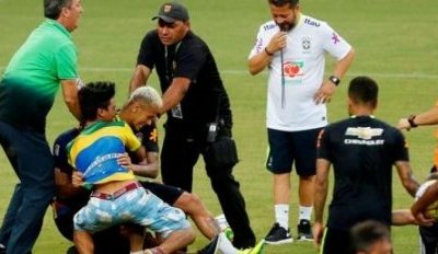 Braziliyalik muxlislar mashg‘ulot vaqtida Neymarga hujum qildi (Video) фото
