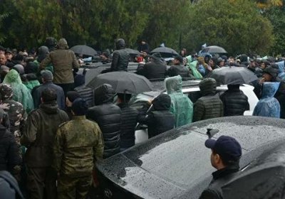 Abxaziyada namoyishchilar prezident ma’muriyati binosini qamal qildi фото