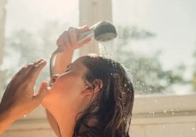Эрталаб душ тарафдорлари тетиклик ва кунни пок бошлашни