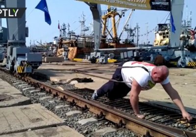Rossiyalik polvon 312 tonnalik port kranini joyidan siljitdi фото