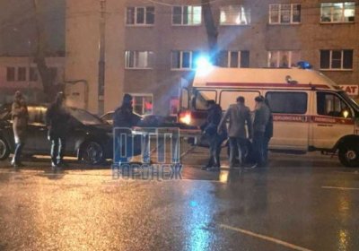 Rossiyada avtomobil uyning 2-qavati derazasiga sanchilib qoldi! (video) фото