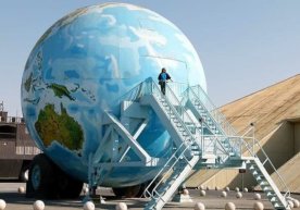 Arab shayxi qurdirgan Yer shaklidagi uy (foto) фото
