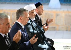 Shavkat Mirziyoyev Buxoroga tashrifini Bahouddin Naqshband maqbarasi ziyoratidan boshladi фото