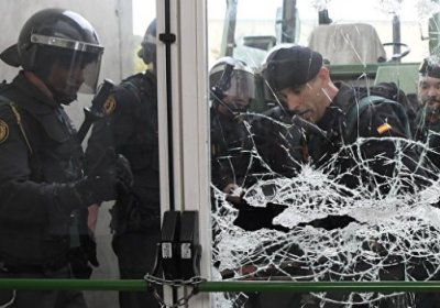 Испания полицияси Каталония раҳбари овоз бериши керак бўлган сайлов участкасига киришни ёпиб қўйди фото