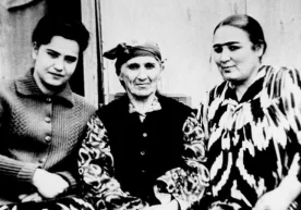 Суратда (ўнгдан чапга): Таклифа Каримова, Санобар ая
