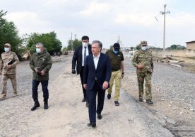Prezident suv chekingach uylariga qaytgan odamlar bilan uchrashdi (foto) фото