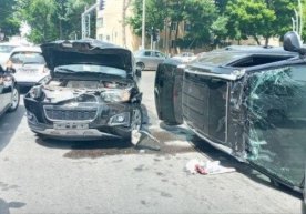 Toshkentda ikkita Captiva to‘qnashuvi natijasida mashinalardan biri ag‘darilib ketdi (foto) фото