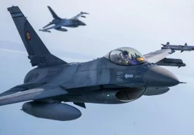 © AP Photo / Mindaugas Kulbis F-16 самолётларини етказиб