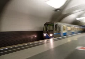 Москва метроси станцияларидан бирида йўловчи аёл рельсга
