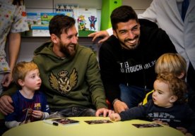 Messi va Suares bemor bolalar davrasida (foto) фото