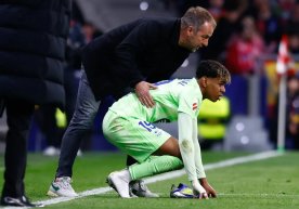 Барселона бош мураббийи Ханс-Дитер Флик ҳимоячи Эрик