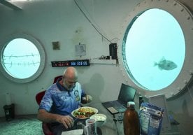 German engineer lives 120 days underwater at 11 meters depth фото