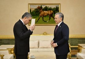 Shavkat Mirziyoyev Gurbanguli Berdimuhamedovga Maxtumqulining o‘zbek tilida nashr etilgan tanlangan asarlari to‘plamini sovg‘a qildi фото