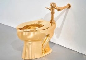 Италиялик рассом Маурицио Каттелан яратган 18 каратли