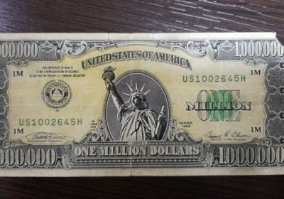Наманганда 1 миллион долларлик банкнотани 10 минг долларга сотаётган фуқаро ушланди фото