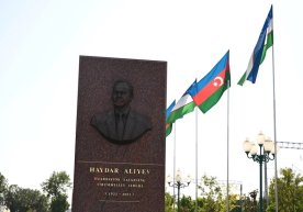 Ozarbayjon prezidenti Toshkentdagi Haydar Aliyev yodgorligiga gul qo‘ydi фото